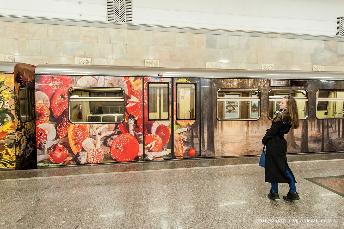 Поезд акварель в метро