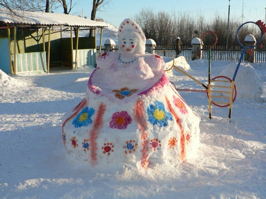 Изящная фигура Маши из снега