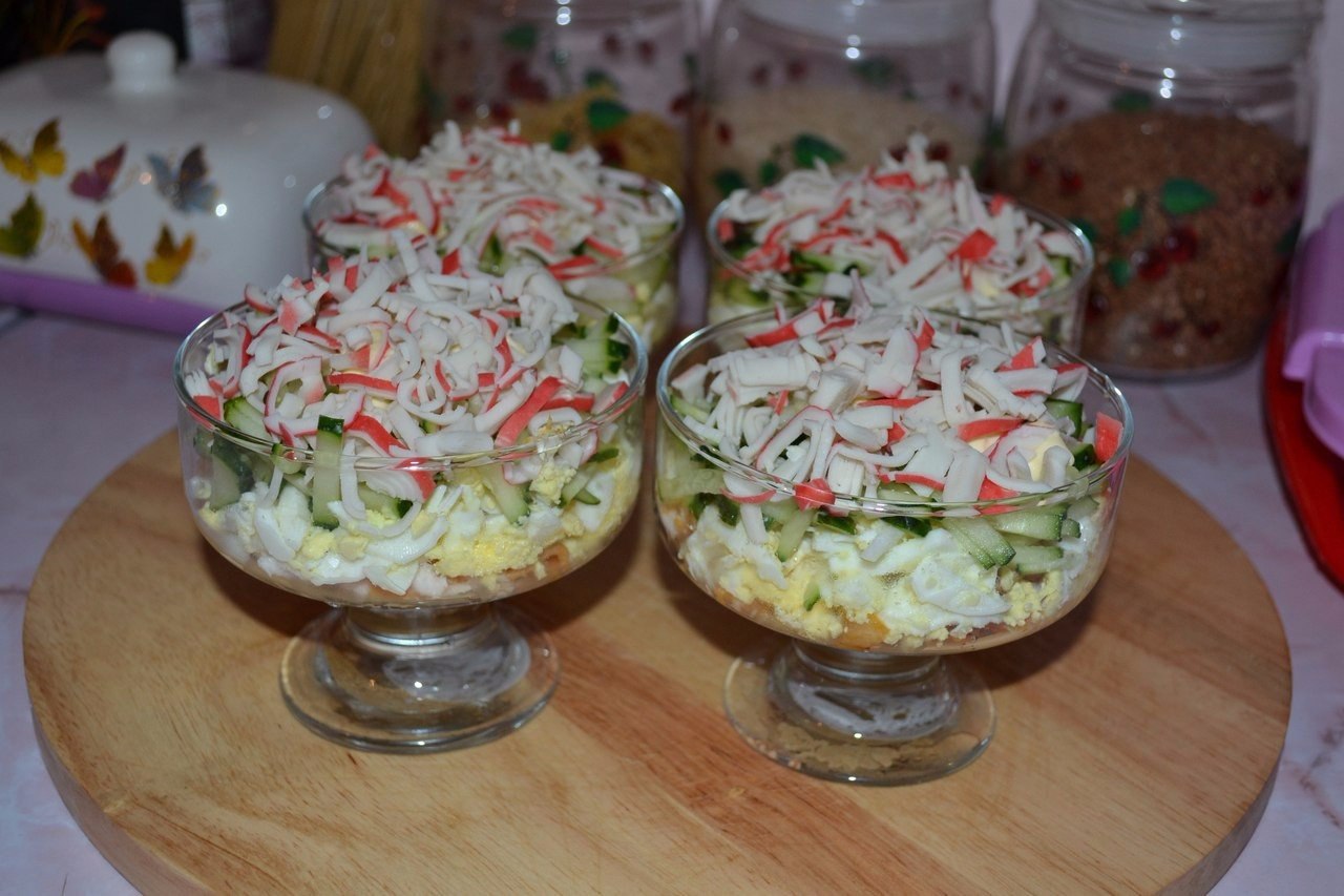 вкусный салат в креманках с фото