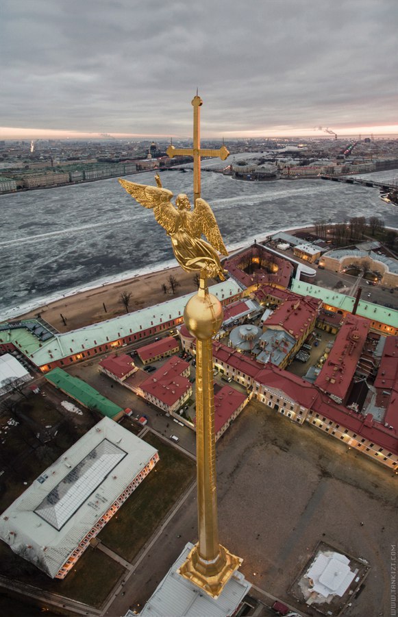 Ангел на шпиле петропавловской крепости в санкт петербурге