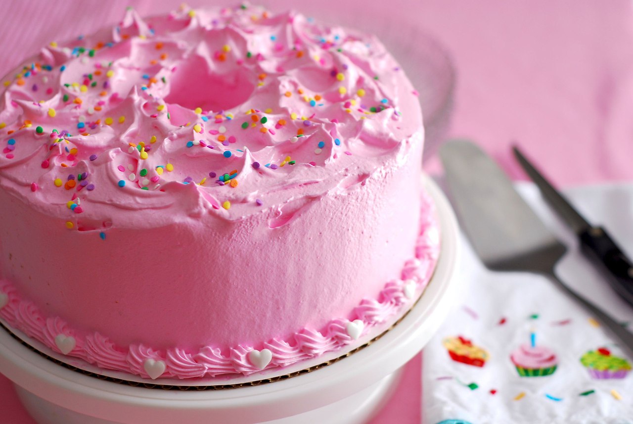 Фото розовых тортов. Украшение торта для девочки. Розовый торт для девочки. Торт для девочки в розовых тонах. Яркий торт для девочки.