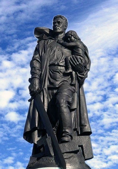 Фото солдата с девочкой на руках в берлине