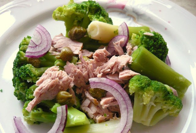 Салат с консервированным тунцом и брокколи