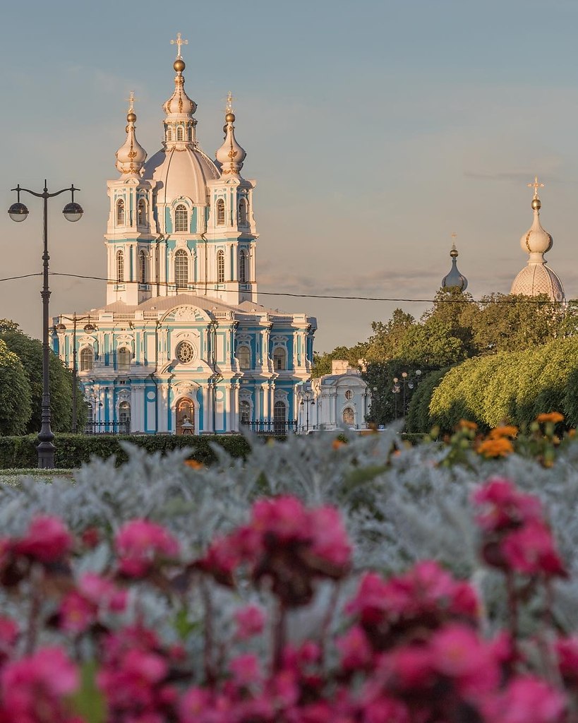 Сад Смольного собора Санкт-Петербург