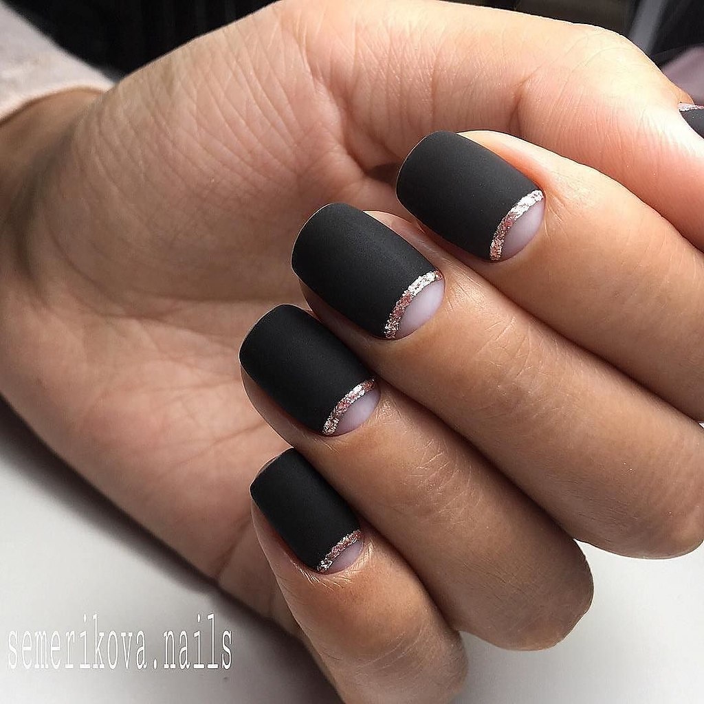 Черные ногти с лунками