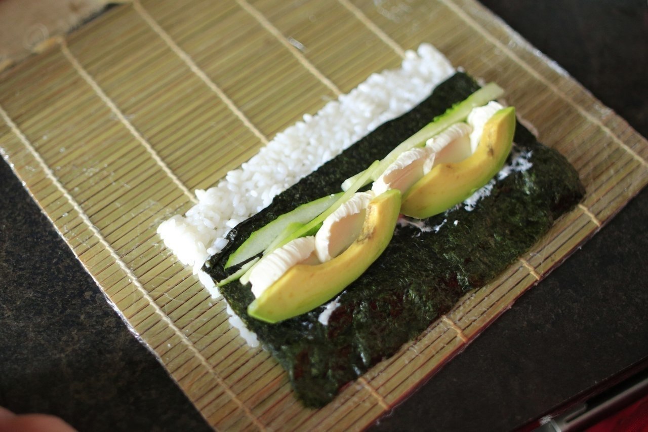 Делаем роллы пошагово. Приготовление суши. Ингредиенты для приготовления суши. Ролыв домашних условиях. Начинка для суши.