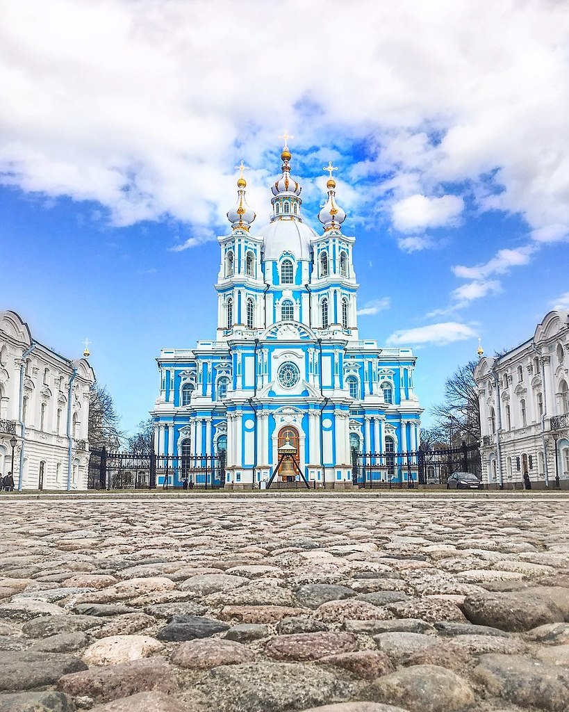 Фото смольного собора петербурга. Смольный Питер. Смольный дворец. Смольный собор весенний Петербург. Смольный собор в Санкт-Петербурге вечером.