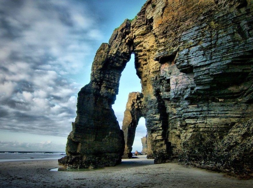 Se puede bañar en la playa de las catedrales