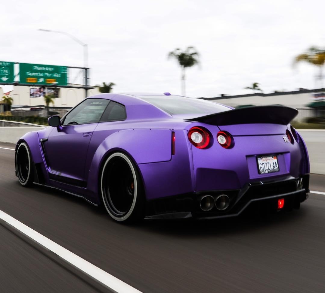 Nissan GTR фиолетовый