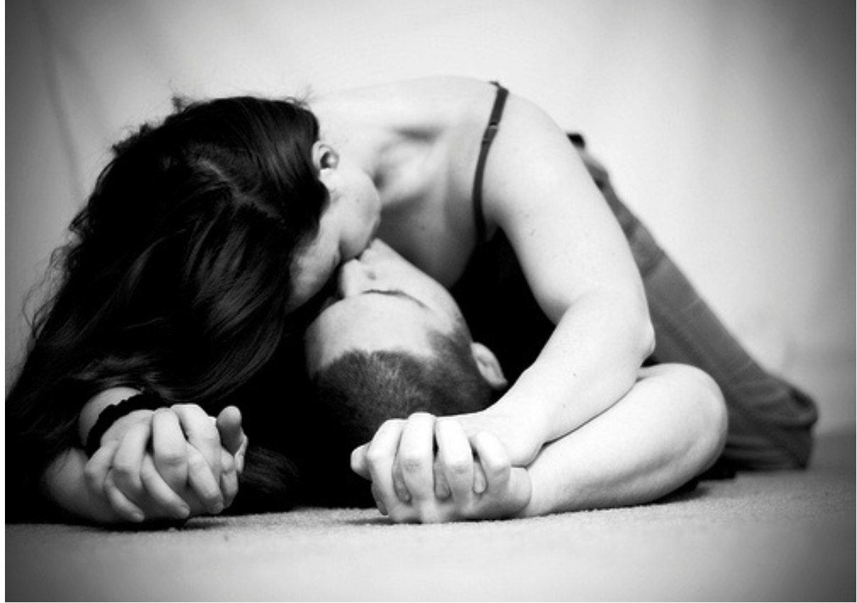 любовь на кровати целоваться