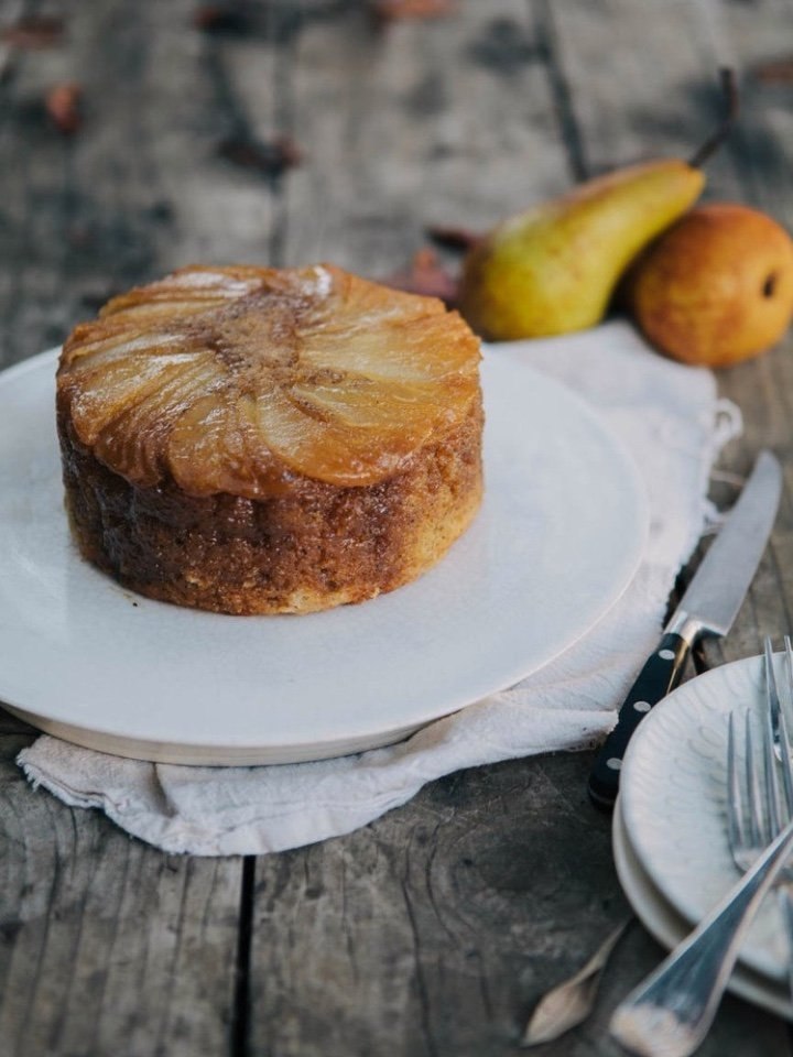 Пирог с грушами перевертыш и орехами