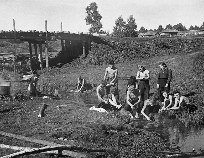 Колхоз назад в ссср. Колхоз 1950. Школьники в 1950 году в колхозе. Германские школьники в 1950-ые годы. Дети в колхозе 40 года.