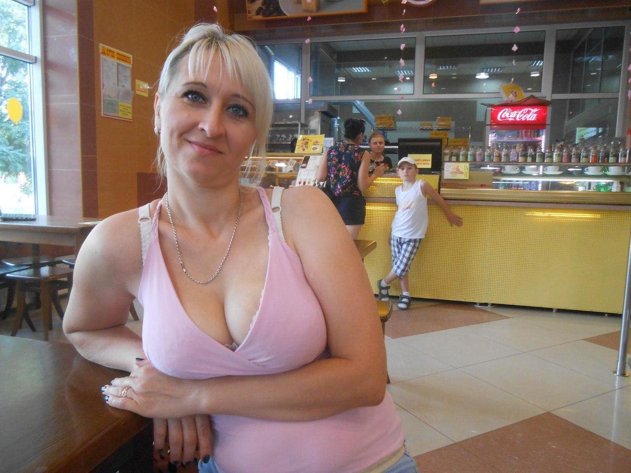 Дамы 50 без. Взрослая женщина. Обычная русская женщина. Продавщица с декольте. Сочные женщины в возрасте.