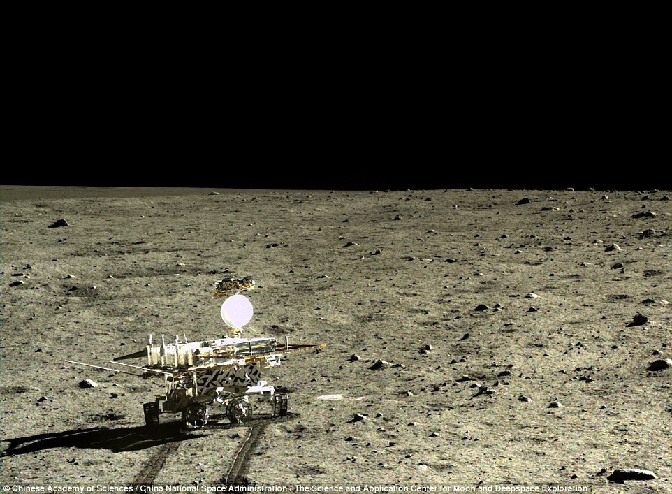 Фото ровера на луне