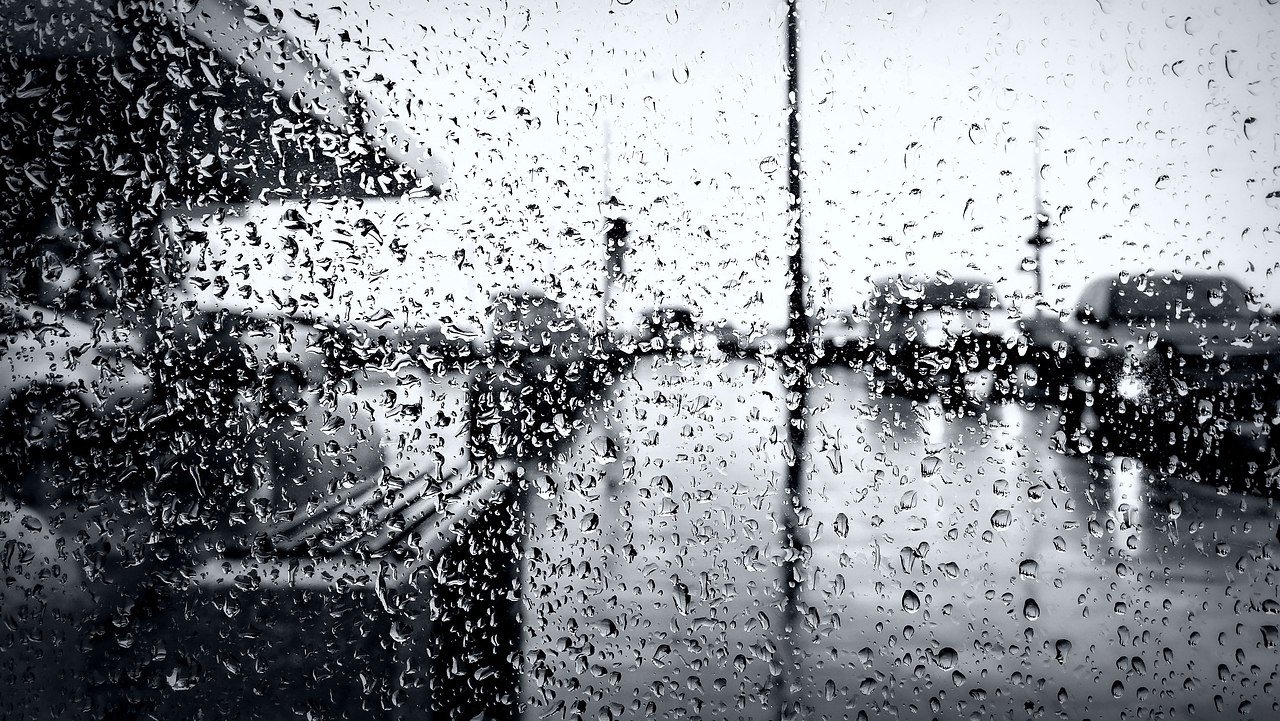 А дождь на окнах кто поет оригинал. Капли дождя чб. Черный дождь явление. Черно белые капли дождя. Параллельные капли дождя.