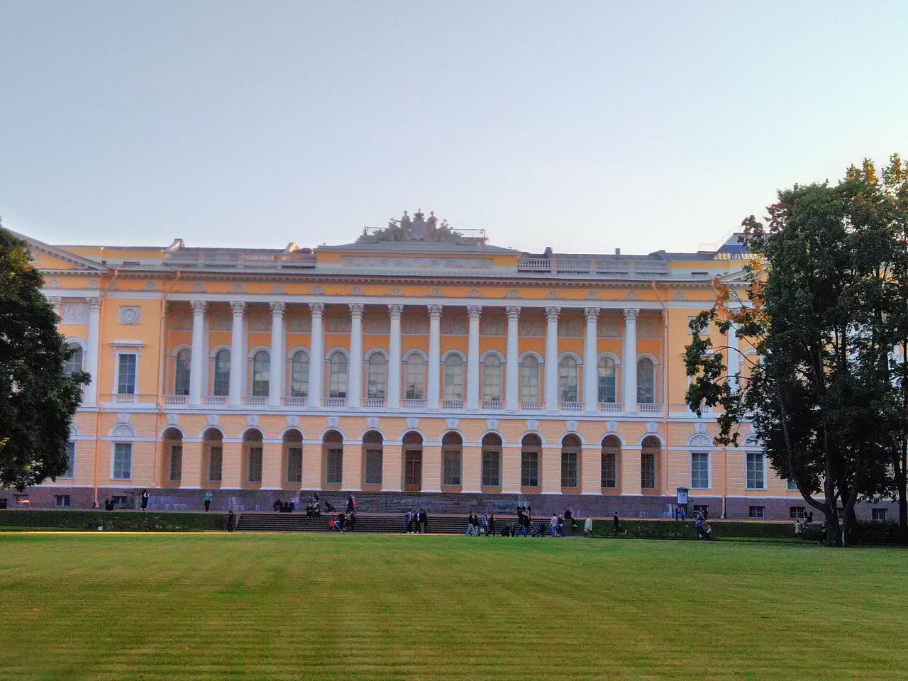 Михайловский дворец (1819-1825). Государственный русский музей Михайловский дворец. Михайловский дворец Архитектор. Михайловский дворец Земцов.