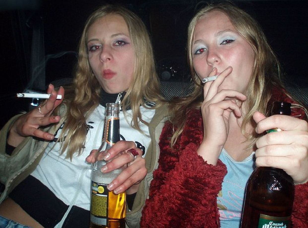 Бухаю сигареты. Девушка бухает. Пьющие и курящие девушки. Пьяные девушки в соцсетях.