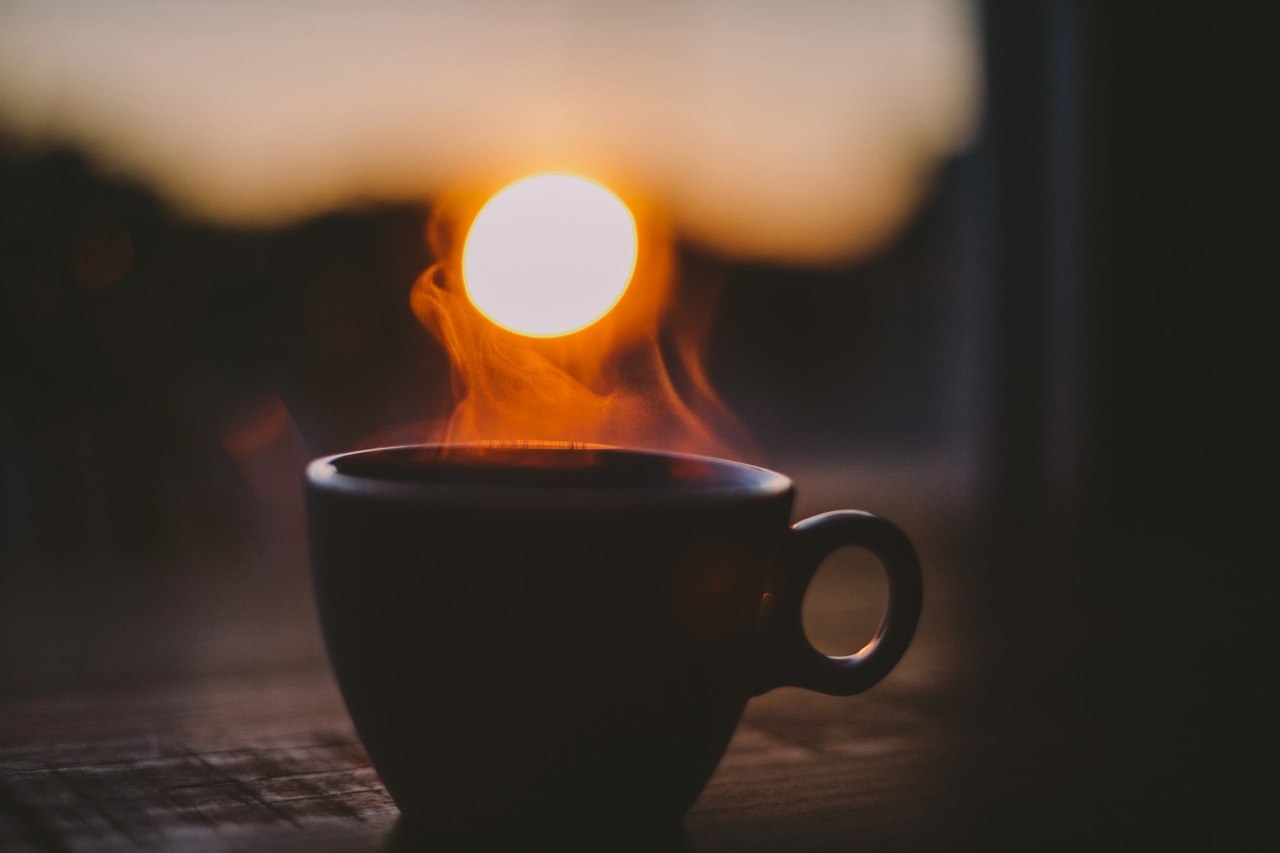 Холодный вечер горячий чай. Чай на закате. Утро кофе солнце. Чашка чая на закате. Солнечное утро и кофе.