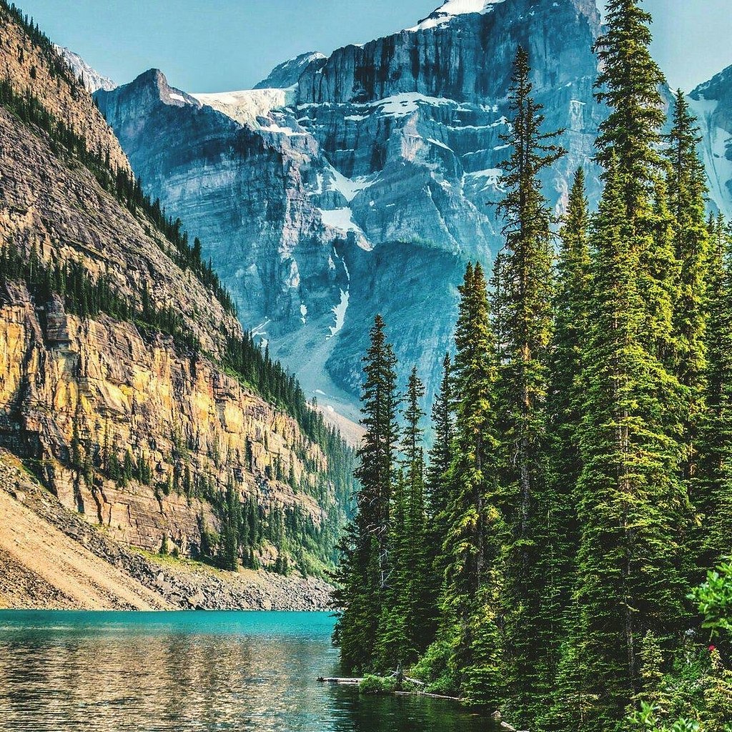 Долина десяти пиков озеро Морейн Альберта Канада