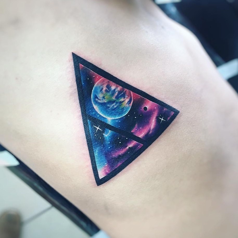 Космический треугольник тату