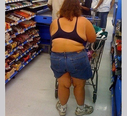Толстая женщина в шортах