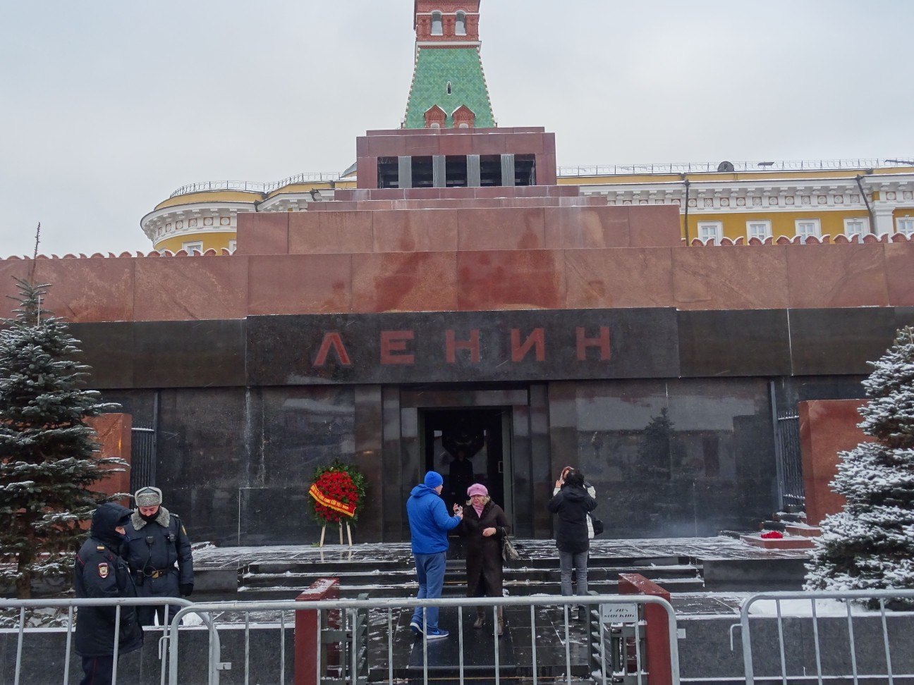 Сталин в мавзолее. Мавзолей Ленина в Москве. Мавзолей Ленина - Сталина в Москве. Ленин в мавзолее на красной площади. Мавзолей Ленина в Москве внутри.