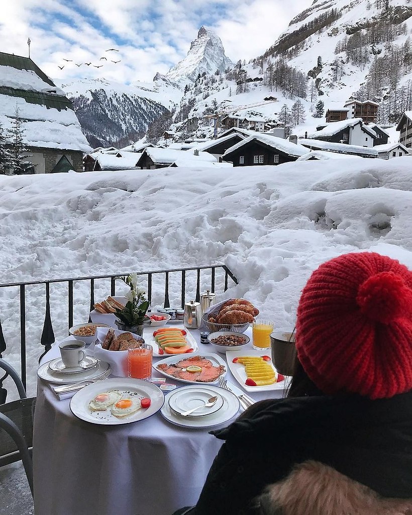 Завтрак в снежных горах