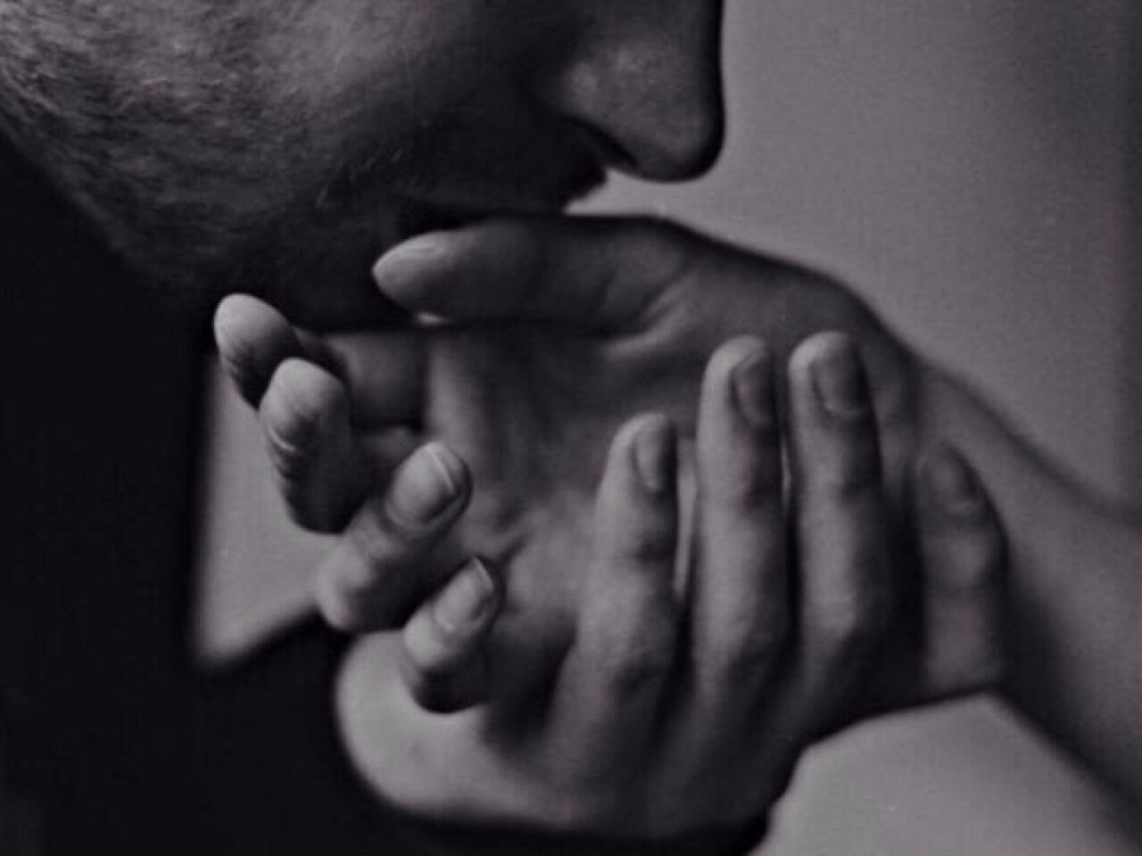 Мужчина любит пальцем. Поцелуй руки. Целует руку. Поцелуй в ладонь. Парень целует руку девушке.