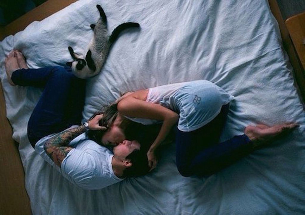 Лежу с ковидом. Девушка с котом на кровати. Пара с котом. Парень девушка и кот.