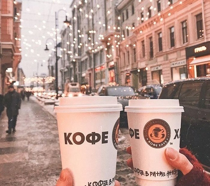 Кофе на улице фото в руках на улице