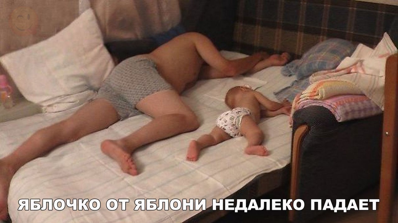 папа мама и ребенок в кровати