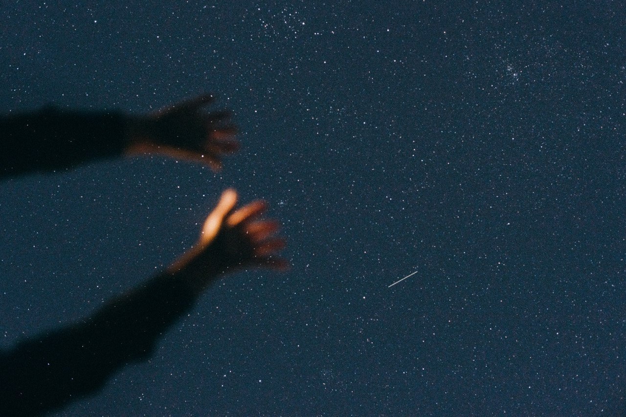 Рука тянется к звездам