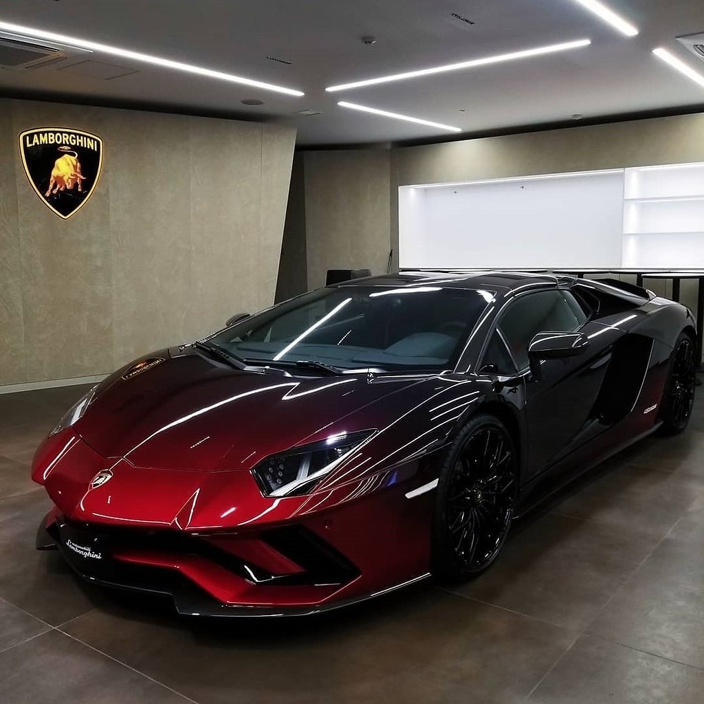 Lamborghini Aventador 2020 красная