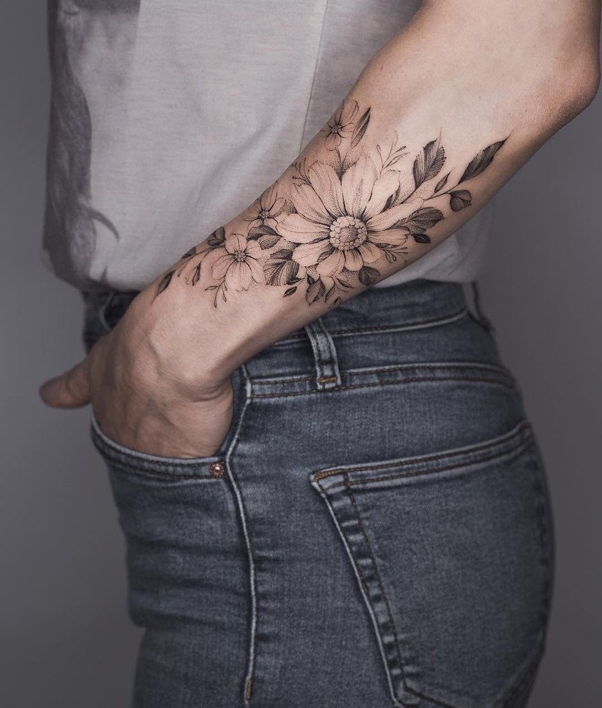 фото татуировок для девушек руке цветы