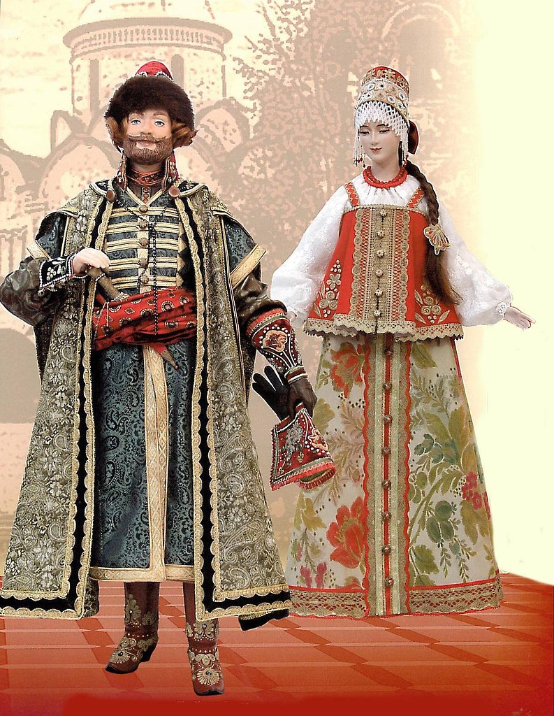Мужчины и женщины в народных костюмах