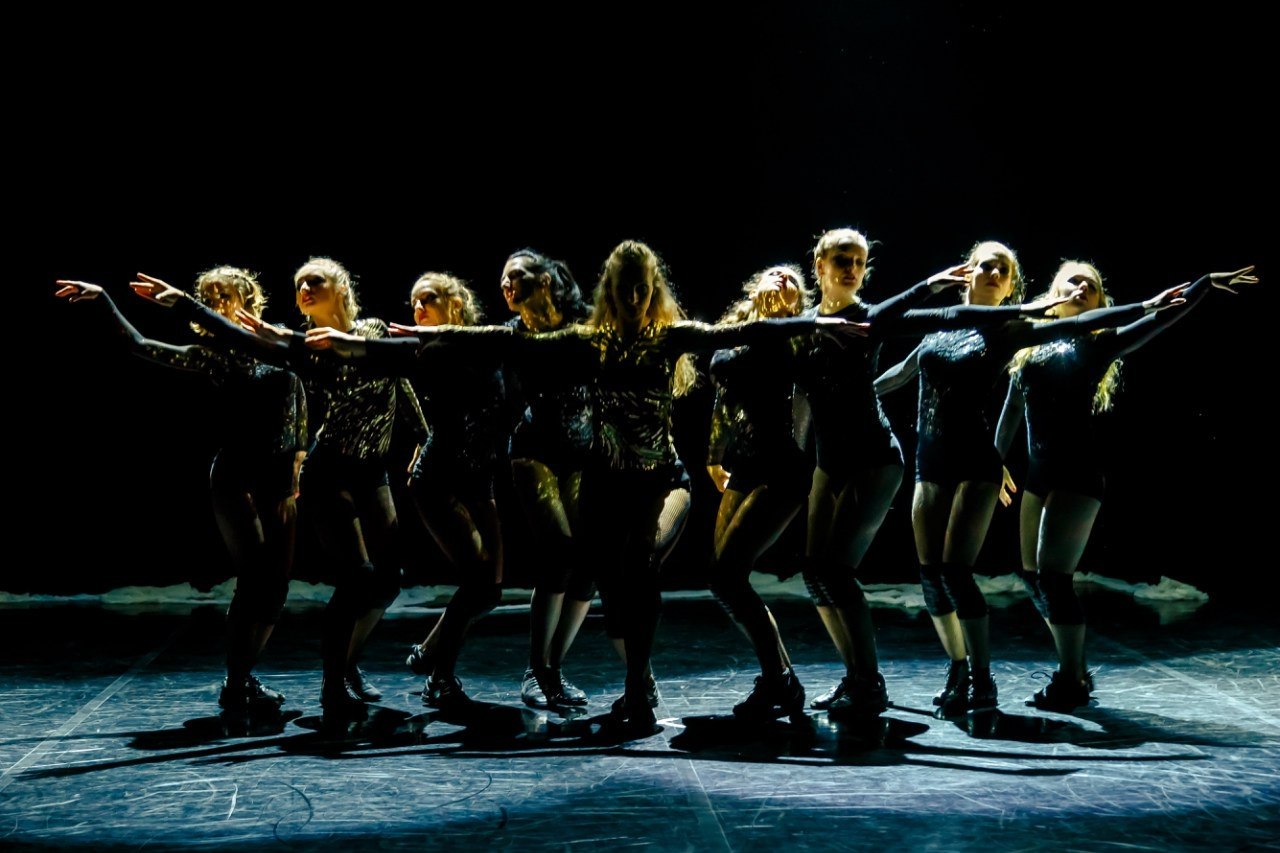 Театр арт петербург. Канал грибоедова 88-90 екатерининское собрание. Анна демина арт театр. Безумный журден екатерининское собрание. Спектакль собаки.