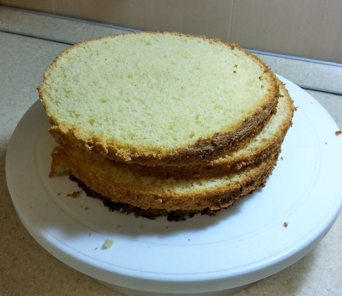 Торт из желтков. Торт на желтках. Бисквитный торт чисто сверху светлая крошка. Торт с желток белковый. Бисквит сверху надувается п.