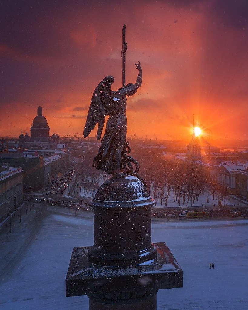 Скульптура ангела на Александринском столпе в Санкт-Петербурге