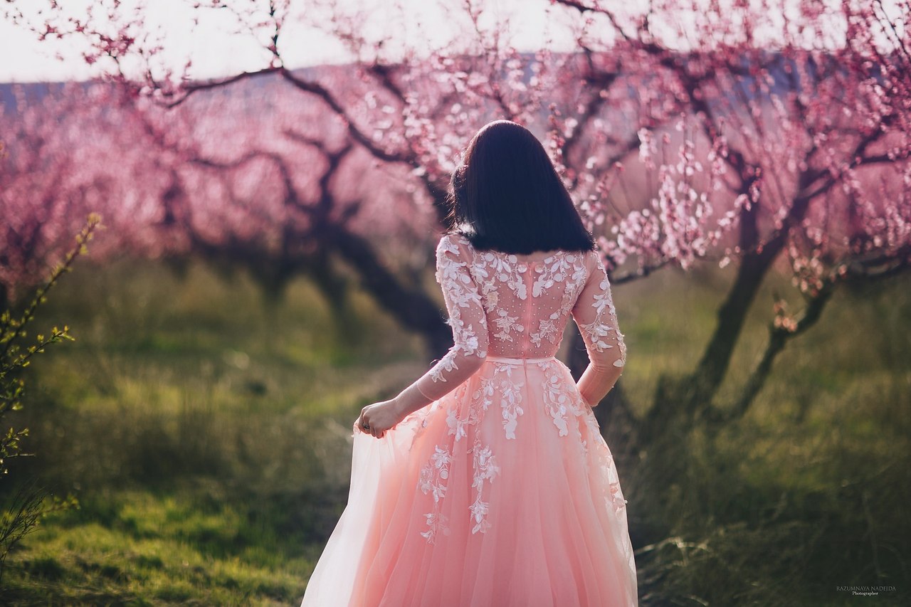 Девушка в длинном розовом платье