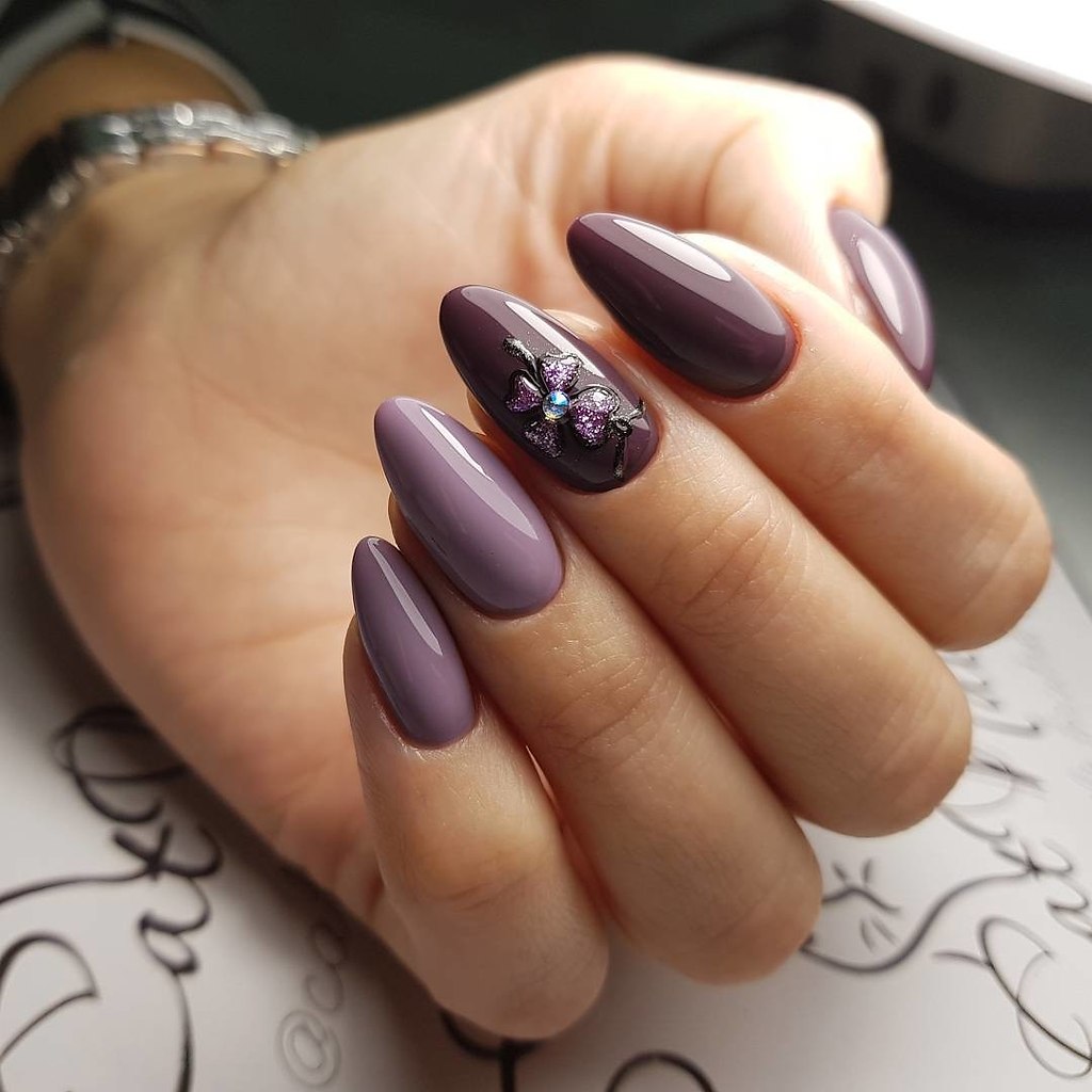 Фиолетовые ногти с коричневым