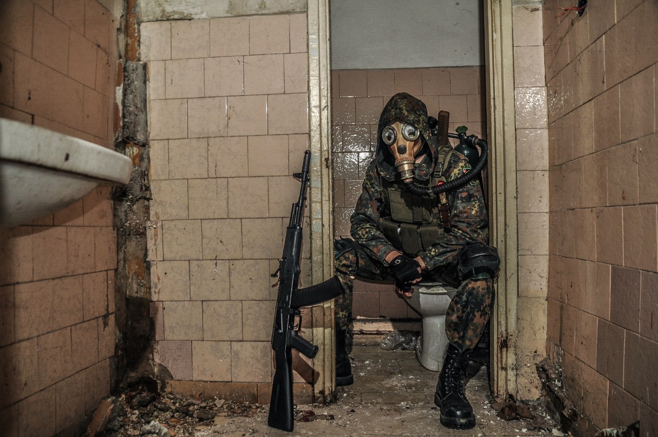 Иди своей дорогой сталкер. Иди своей дорогой сталкер с пулемётом. Сталкер в противогазе в член