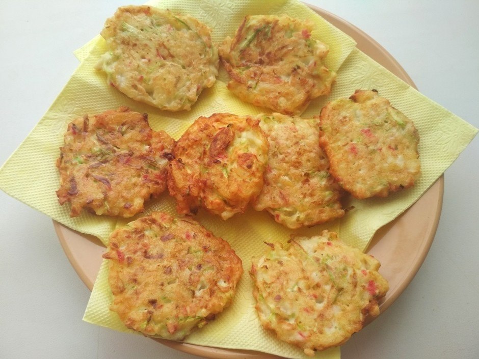 Рецепт оладьи из крабовых палочек с сыром и чесноком