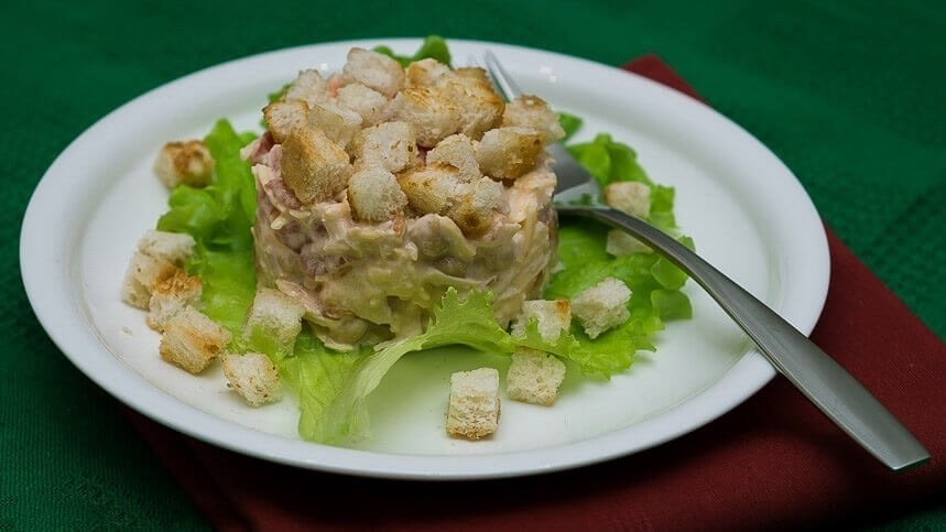 Салат из куриной грудки с фасолью и яблоком