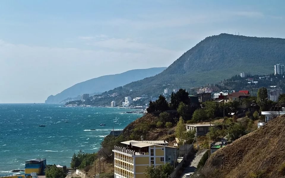 Возле алушты. Гора Кастель Крым. Кастель Алушта. Кастель Крым Алушта. Гора Кастель Алушта фото.