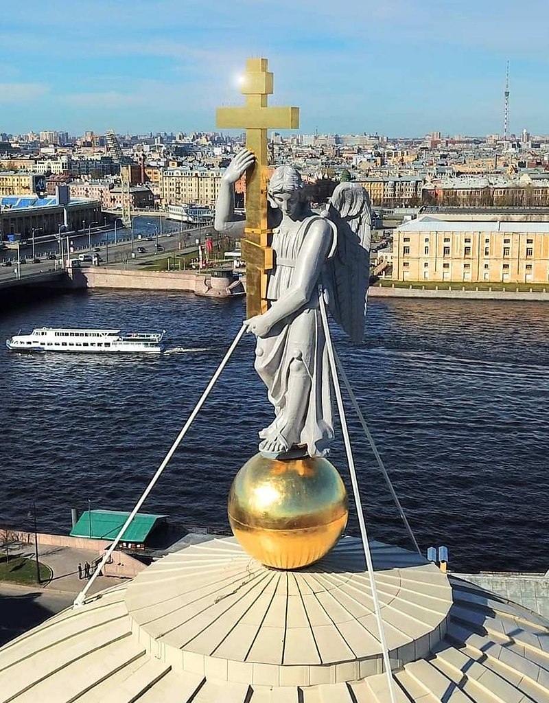 Ангел на церкви Святой Екатерины в Санкт-Петербурге