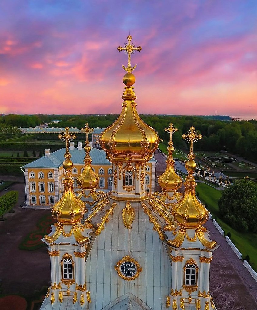 Петергофский дворец церковный корпус купол