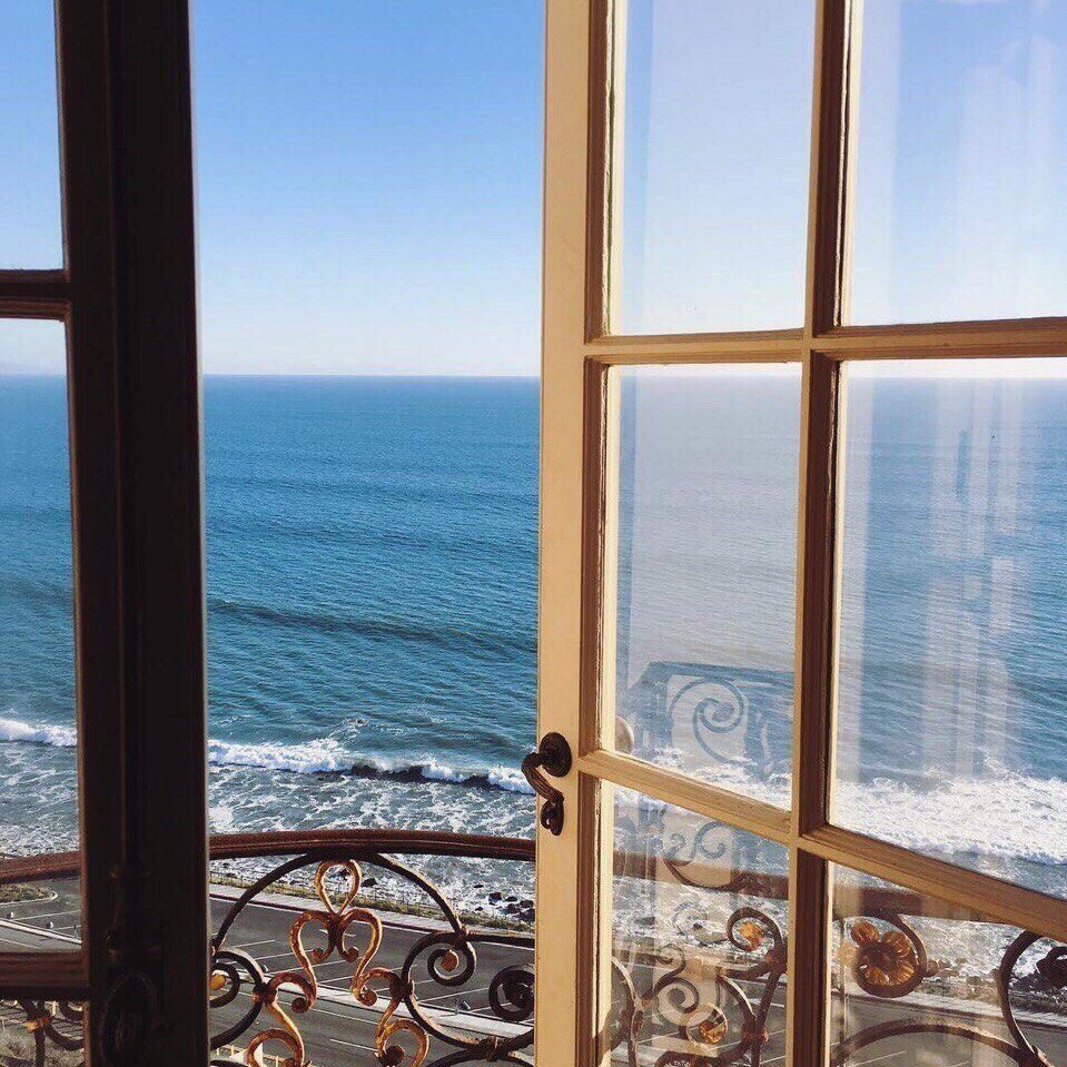 красивый вид с окна на море