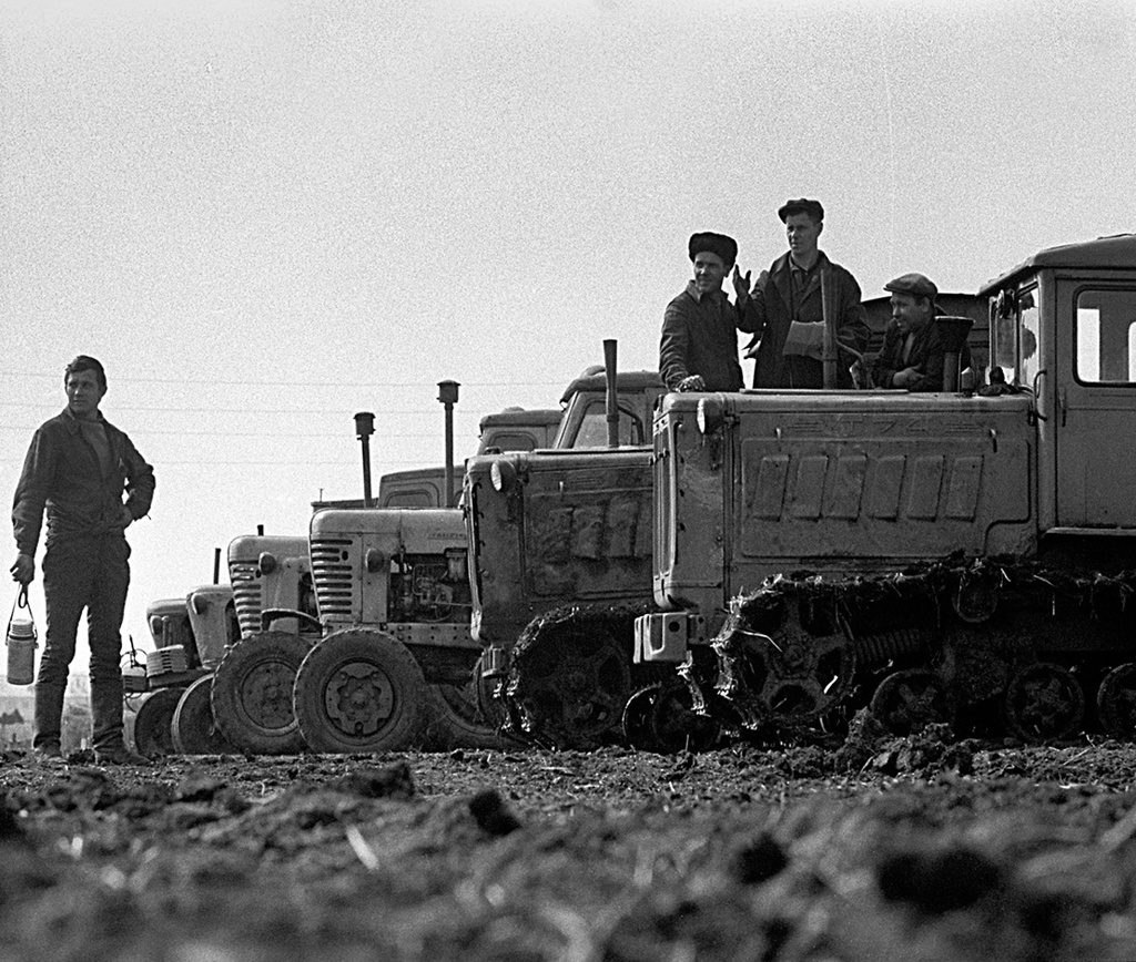 Колхоз назад в ссср. Целина Оренбургская область Совхоз Комсомольский. Сельское хозяйство СССР. Колхозы и Совхозы. Советские колхозы и Совхозы.