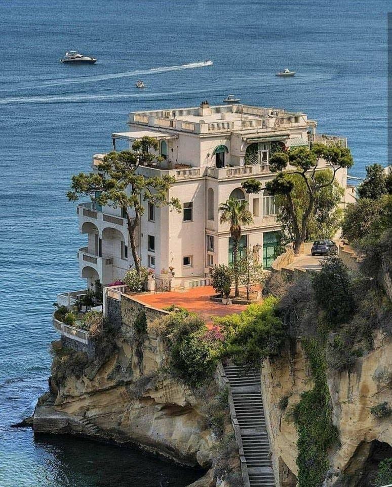 Дома на берегу моря италия
