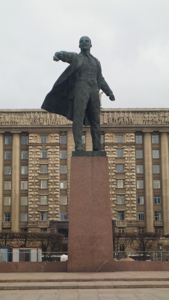 Памятник ленина в метро. Памятник Ленину в Питере на Московском проспекте. Метро Московская памятник Ленину. Памятник Ленину на Московской площади. Ленин на Московской площади.